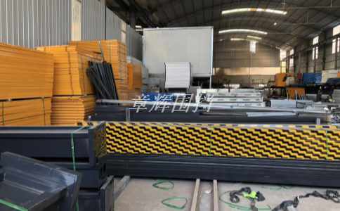 金屬圍擋的顏色是否需要與周圍環(huán)境相協(xié)調(diào)? 金屬圍擋的顏色是否需要與周圍環(huán)境相協(xié)調(diào)?